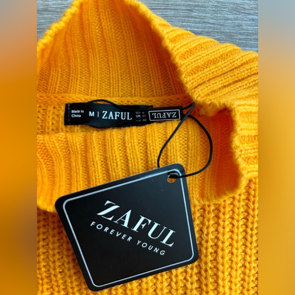 NWT. Size M. Zaful Cropped Turtleneck Lantern Sleeve Yellow Sweater. - Picture 3 of 4